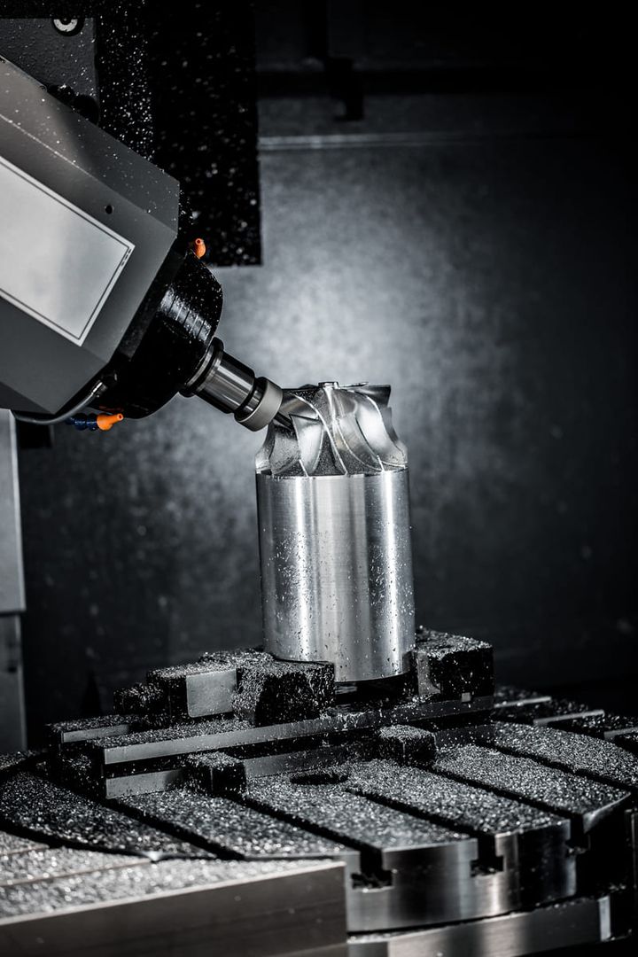 CNC-Maschine bei der Bearbeitung eines Einzelstücks